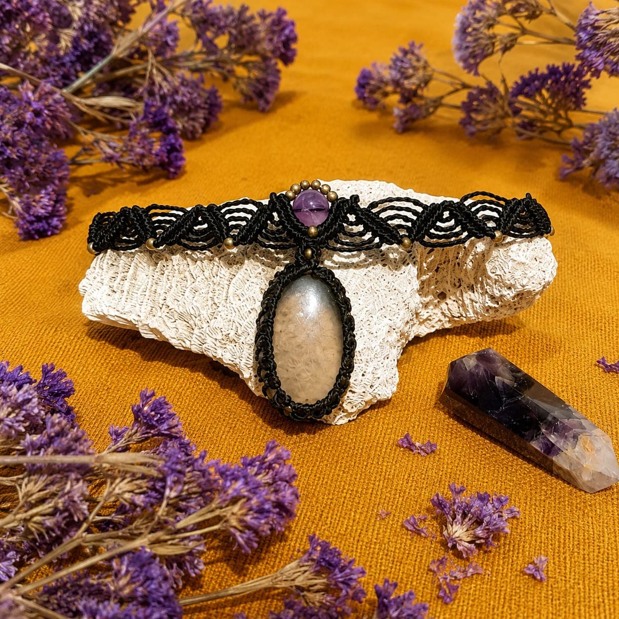 Collar Aurea: fluorita, amatista y luz interior